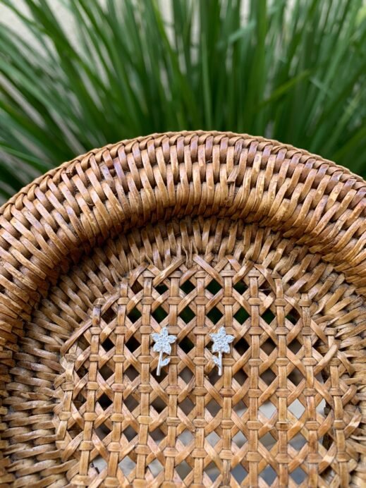 BRINCO FLOR CRAVEJADO CRISTAL - Imagem 3