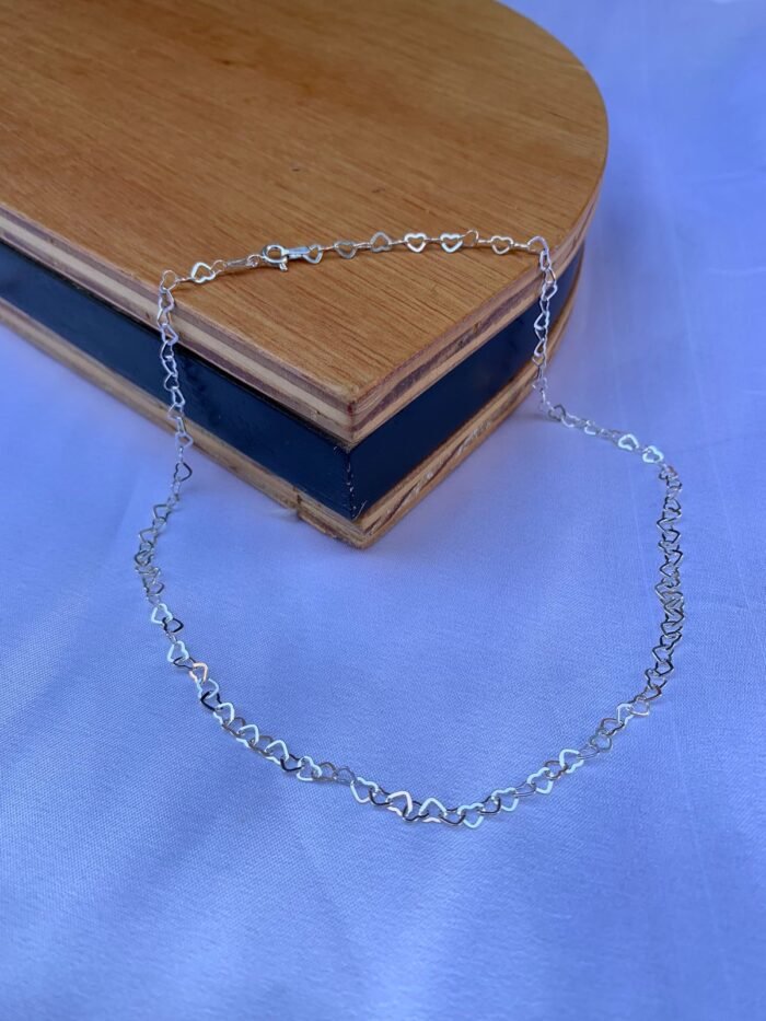 COLAR CHOKER CORAÇÕES ELOS 40CM