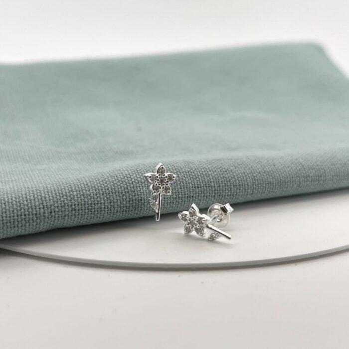 BRINCO FLOR CRAVEJADO CRISTAL